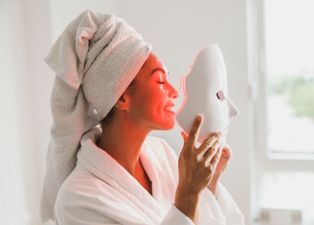 Žena koristi LED masku za lice