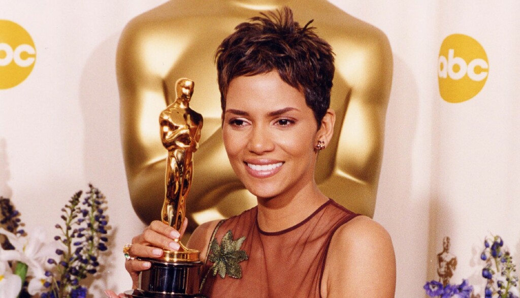 Halle Berry s kratkom razbarušenom pixie frizurom 2001. godine