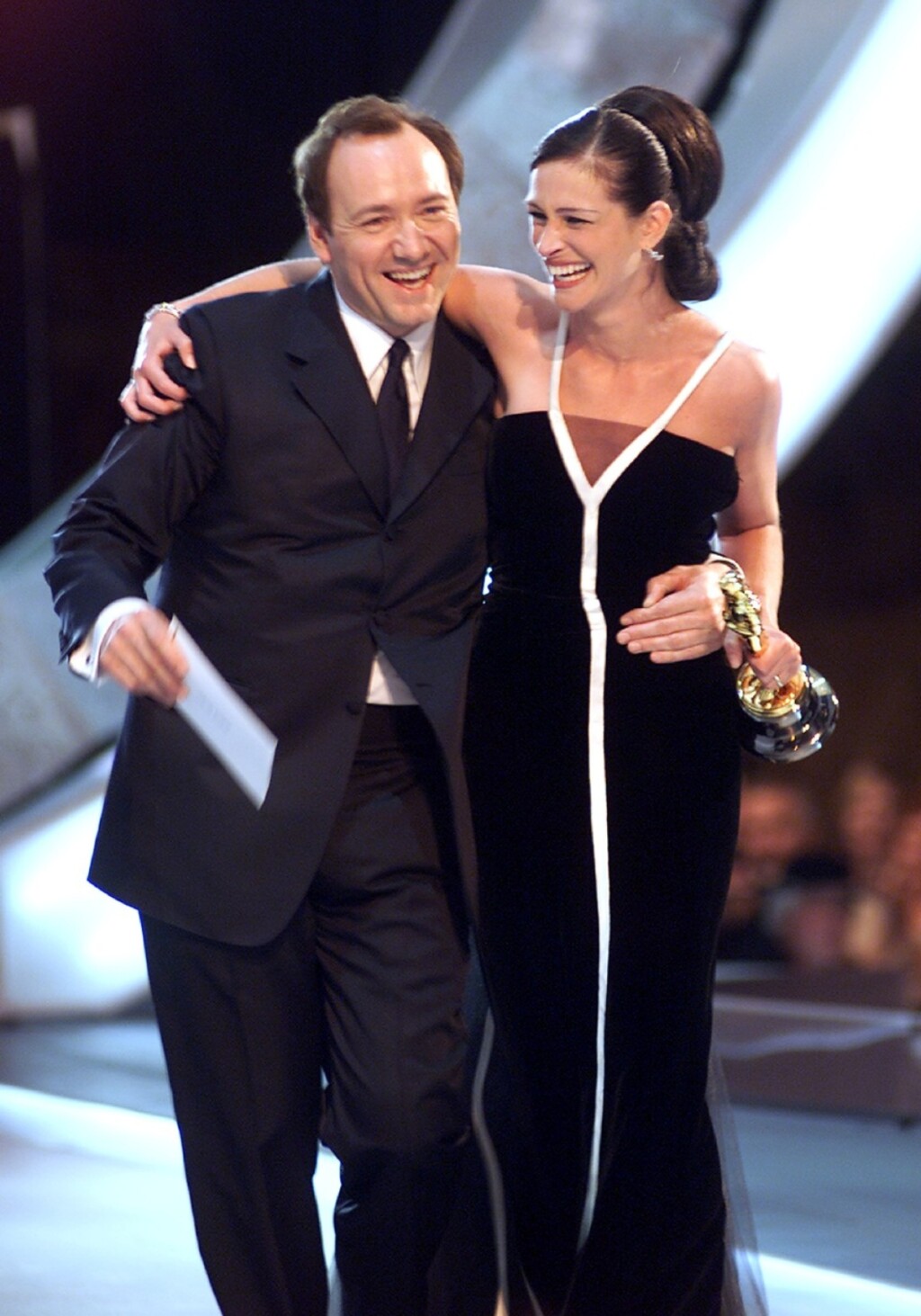 Julia Roberts i prezenter Kevin Spacey na dodjeli Oscara 2001.