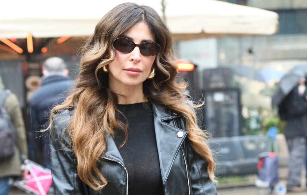 Street style izdanje s crvenim hlačama u životinjskom uzorku