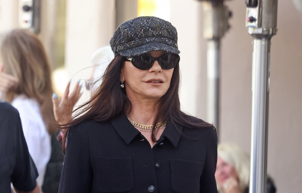 Catherine Zeta-Jones u trapericama na trapez i tenisicama s punom petom brenda Ash - 5