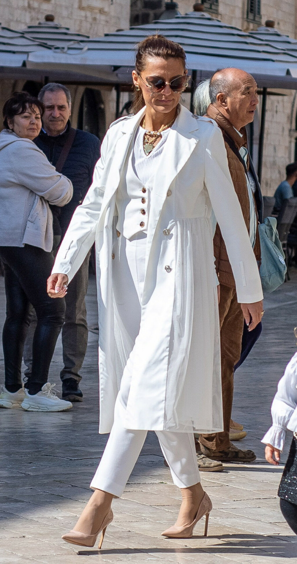 Street style dame u bijelom iz Dubrovnika