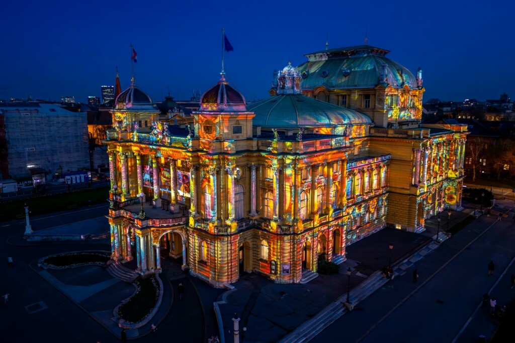 Pogled na HNK osvijetljen povodom Festivala svjetla