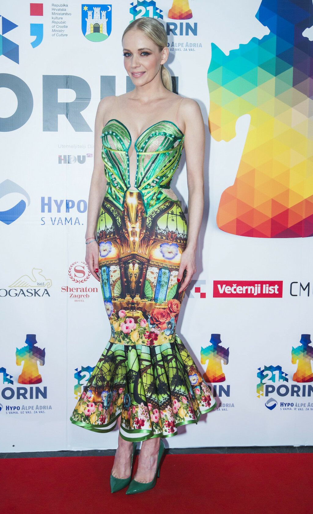 Jelena Rozga u šarenoj haljini Juraja Zigmana na dodjeli Porina 2014. godine - 1