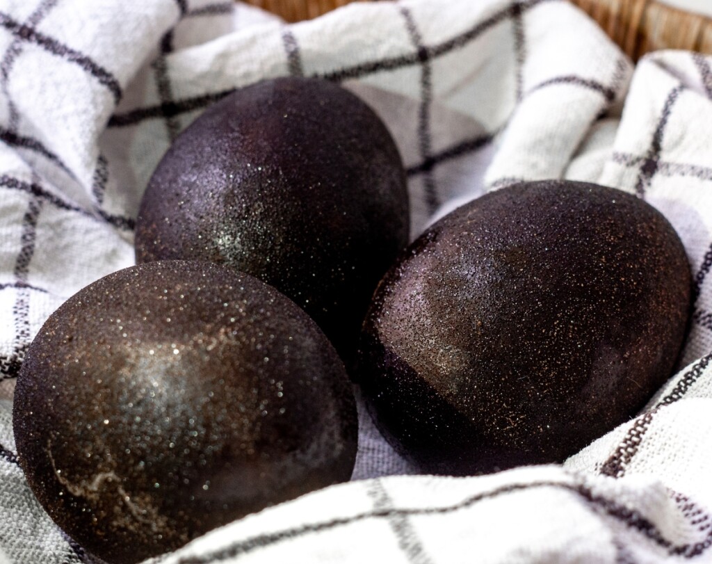 Jaja kuhana u crnom vinu duboke su ljubičaste boje i s predivnim šljokicama