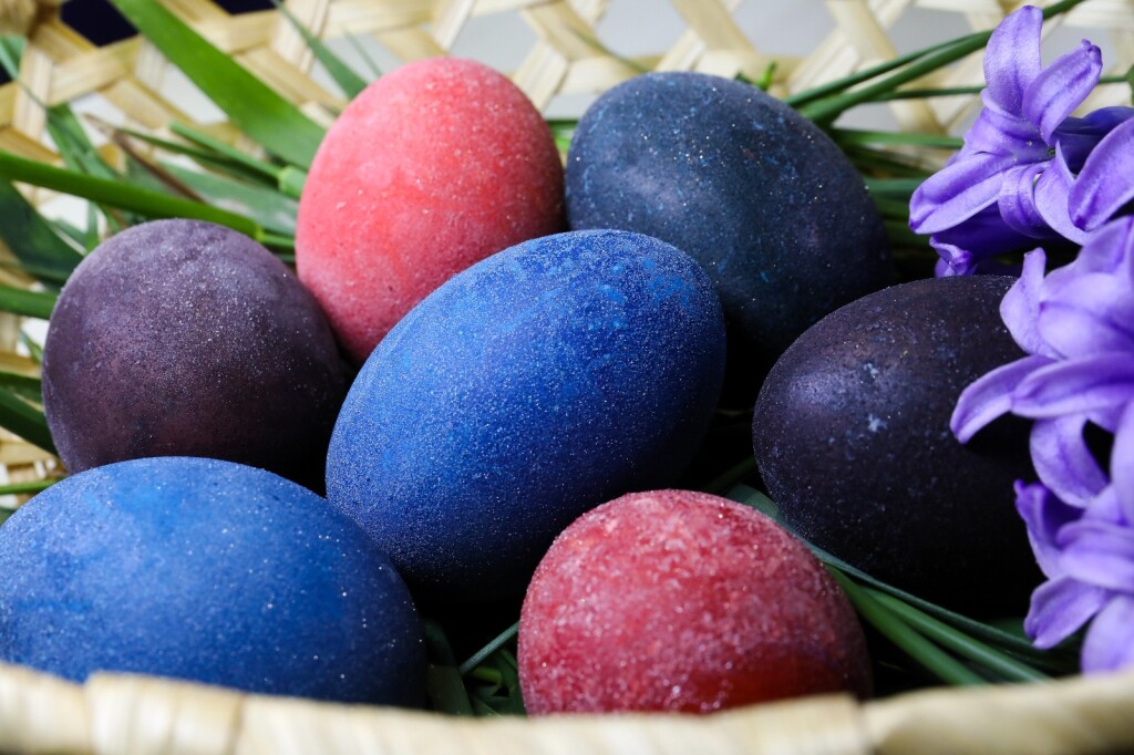 Pisanice kuhane u crnom vinu bit će ljubičaste sa šljokicama, a bijelome možete dodati jestivu boju i tako bilo koju boju prirodno posuti šljokicama