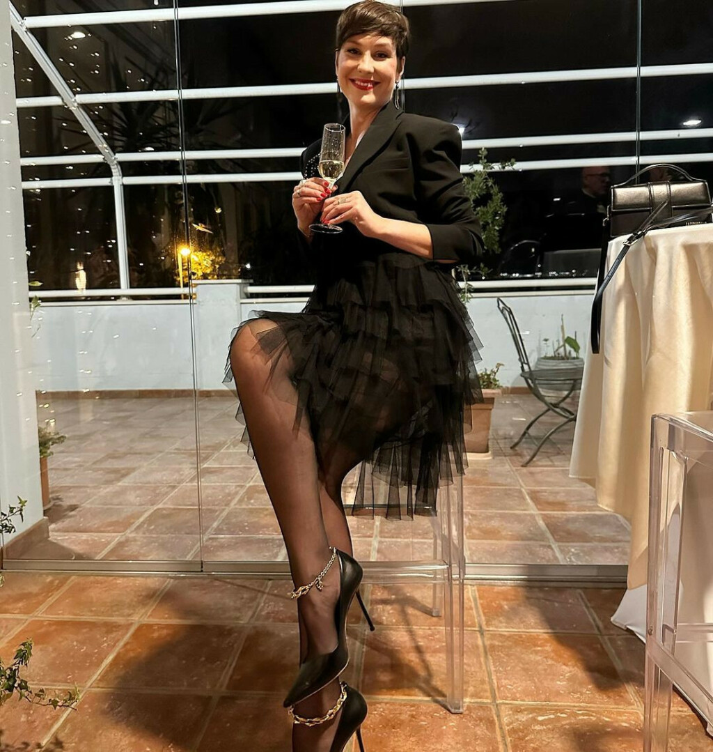 Irena Pecotić u štiklama Jimmy Choo i maloj crnoj haljini od tila - 1