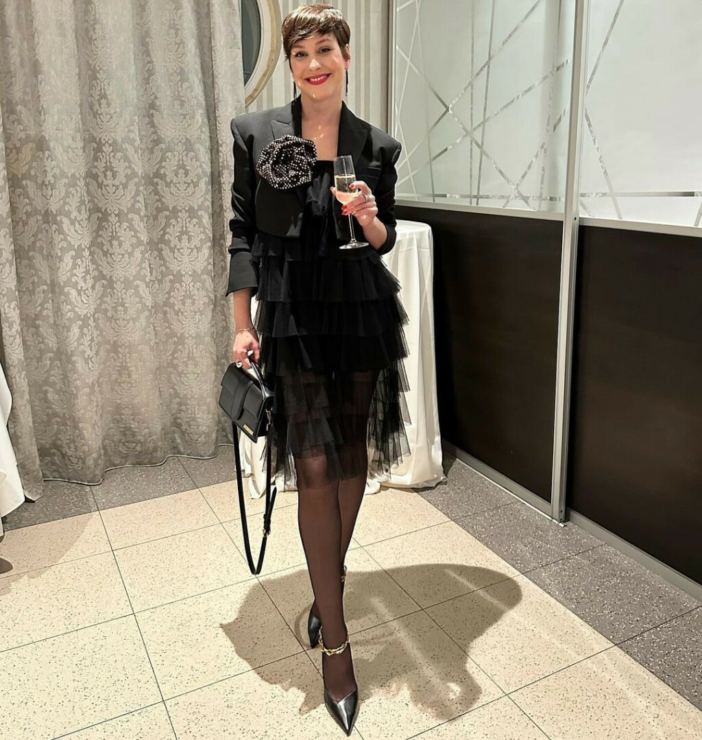 Irena Pecotić u štiklama Jimmy Choo i maloj crnoj haljini od tila