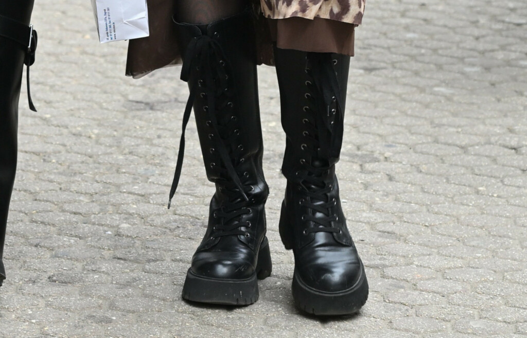 Zagrebačka street stylerica nosi visoke crne čizme na vezanje, nalik martama