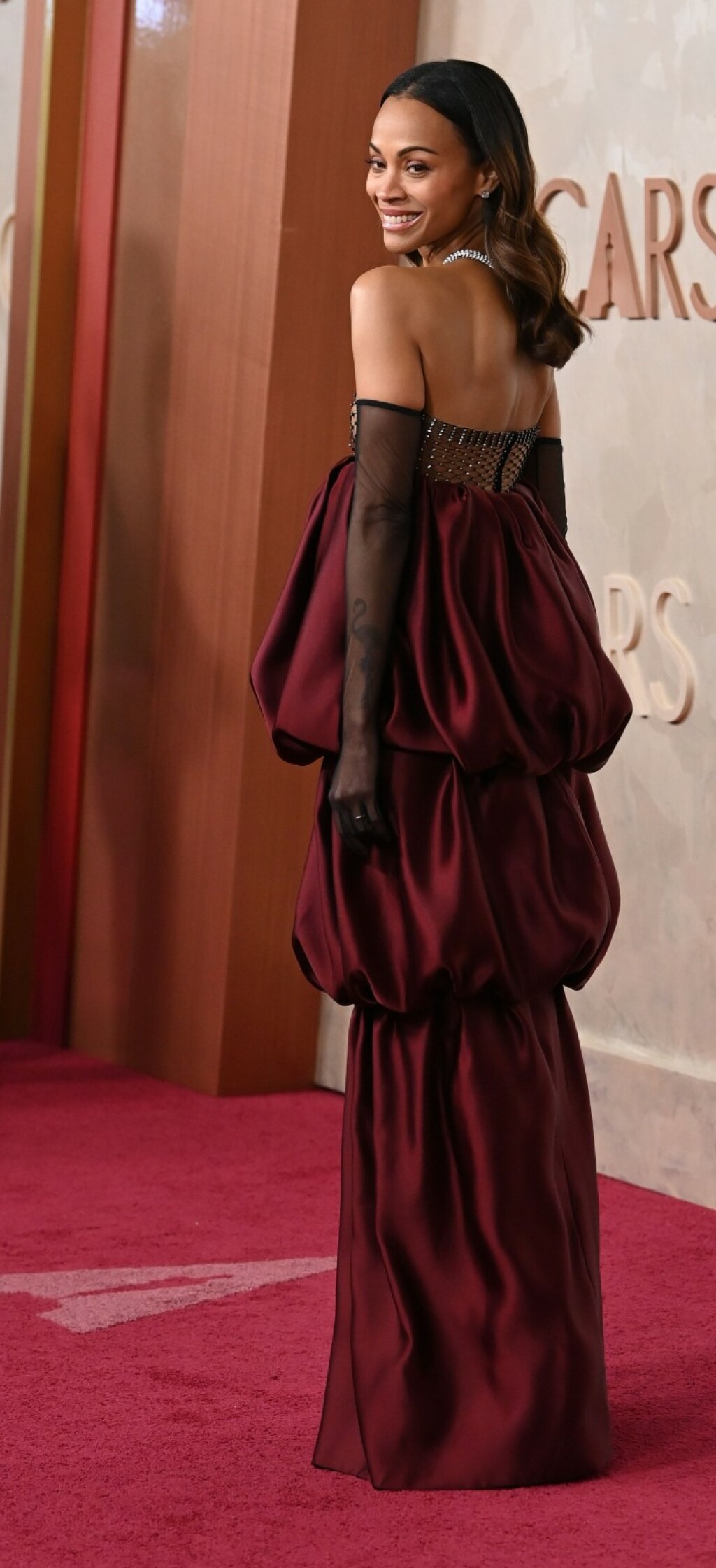 Zoe Saldana na Oscarima 2025. u haljini Sainta Laurenta - 2