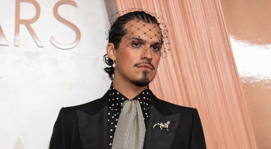 Omar Apollo s mrežastim velom modne kuće Valentino