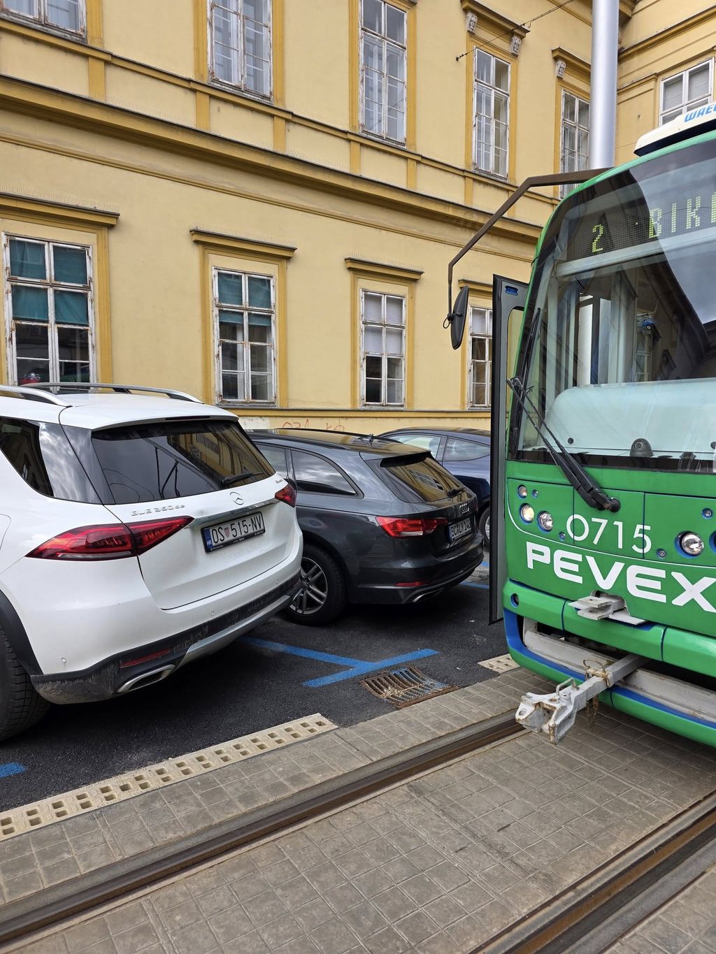 Mercedes Biljane Borzan zapriječio prolaz tramvaju