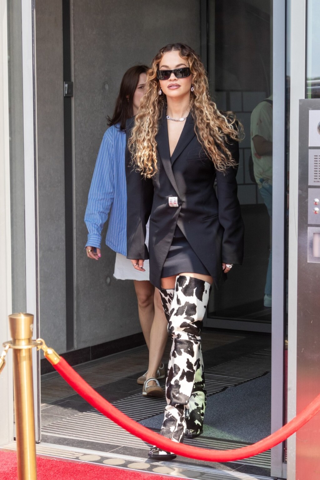 Rita Ora u čizmama s kravljim uzorkom