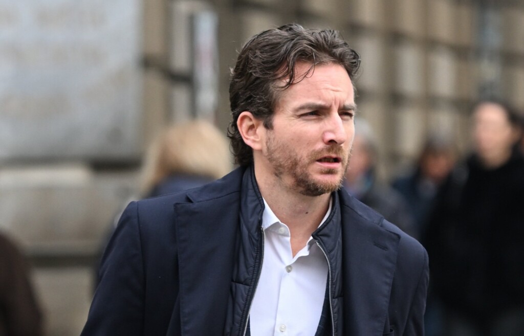 Muškarac sa špice u odličnoj klasičnoj kombinaciji