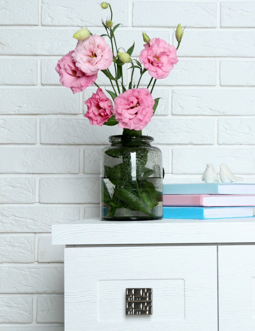 Minimalistički prostori puno su ljepši uz cvjetni ukras