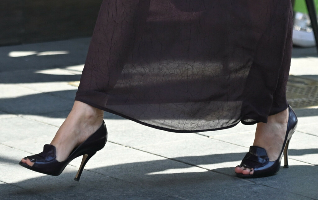 Josipa Pavičić nosi ženstvene štikle otvorenih prstiju