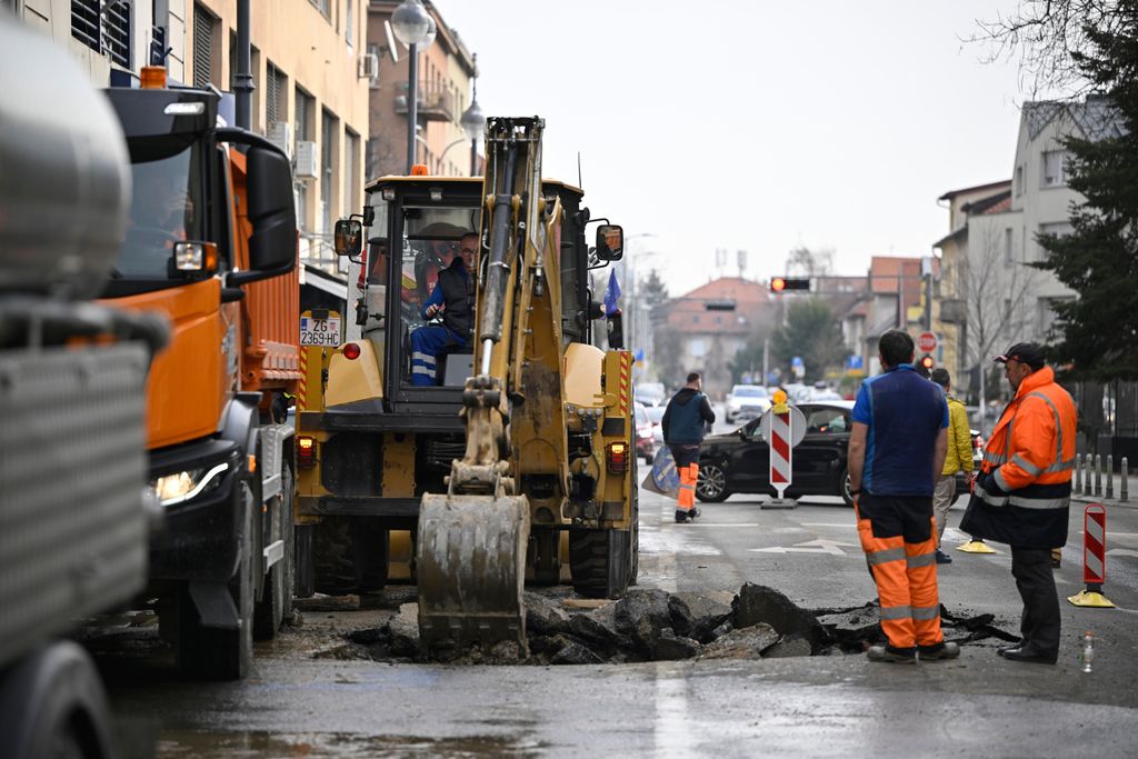 Poplava nakon puknuća cijevi u zagrebačkoj Šubićevoj ulici - 16