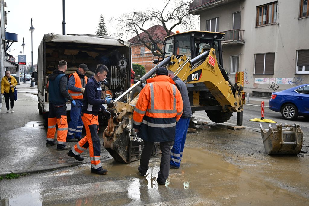 Poplava nakon puknuća cijevi u zagrebačkoj Šubićevoj ulici - 16