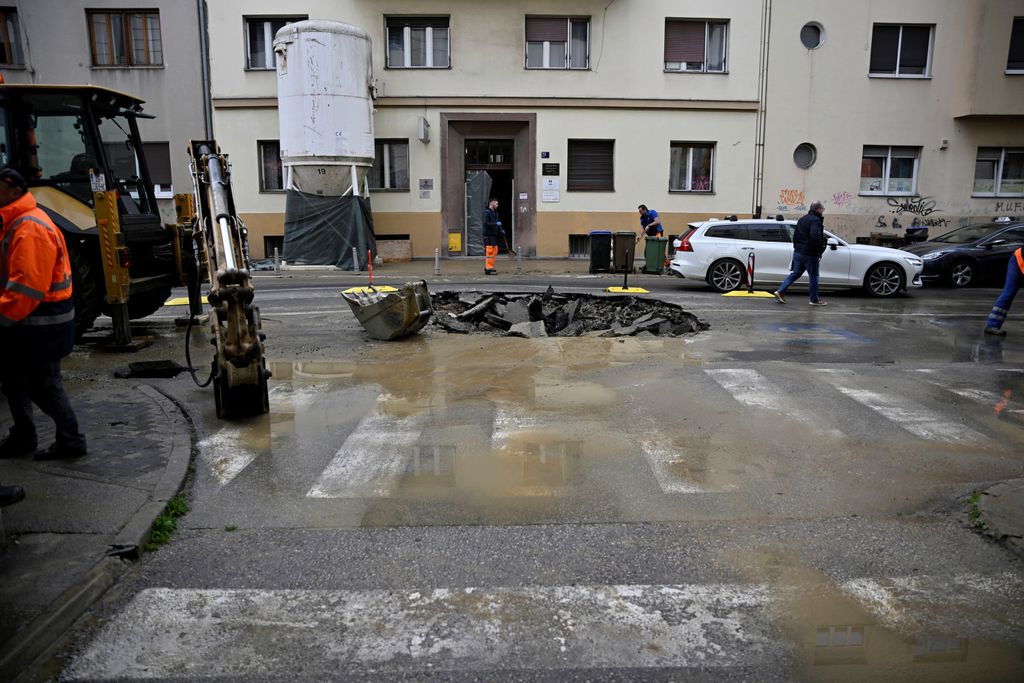 Poplava nakon puknuća cijevi u zagrebačkoj Šubićevoj ulici - 16