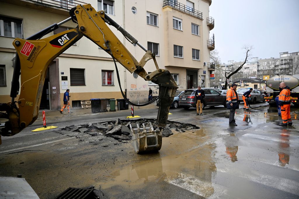 Poplava nakon puknuća cijevi u zagrebačkoj Šubićevoj ulici - 16