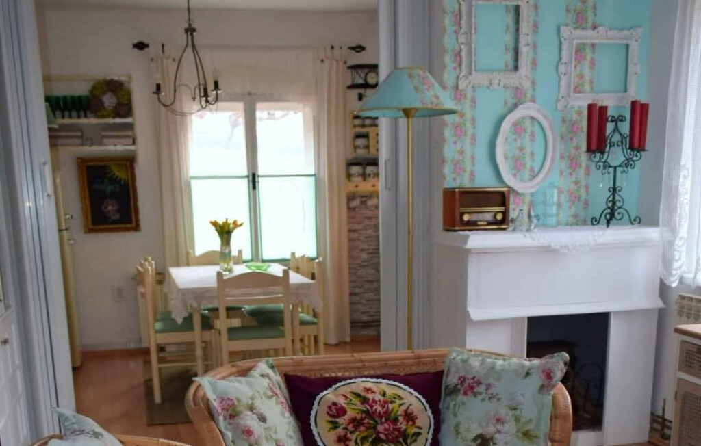 Snježana Seleš iz Osijeka umjesto tapeta na zid dnevnog boravka zalijepila je cvjetne salvete - 11