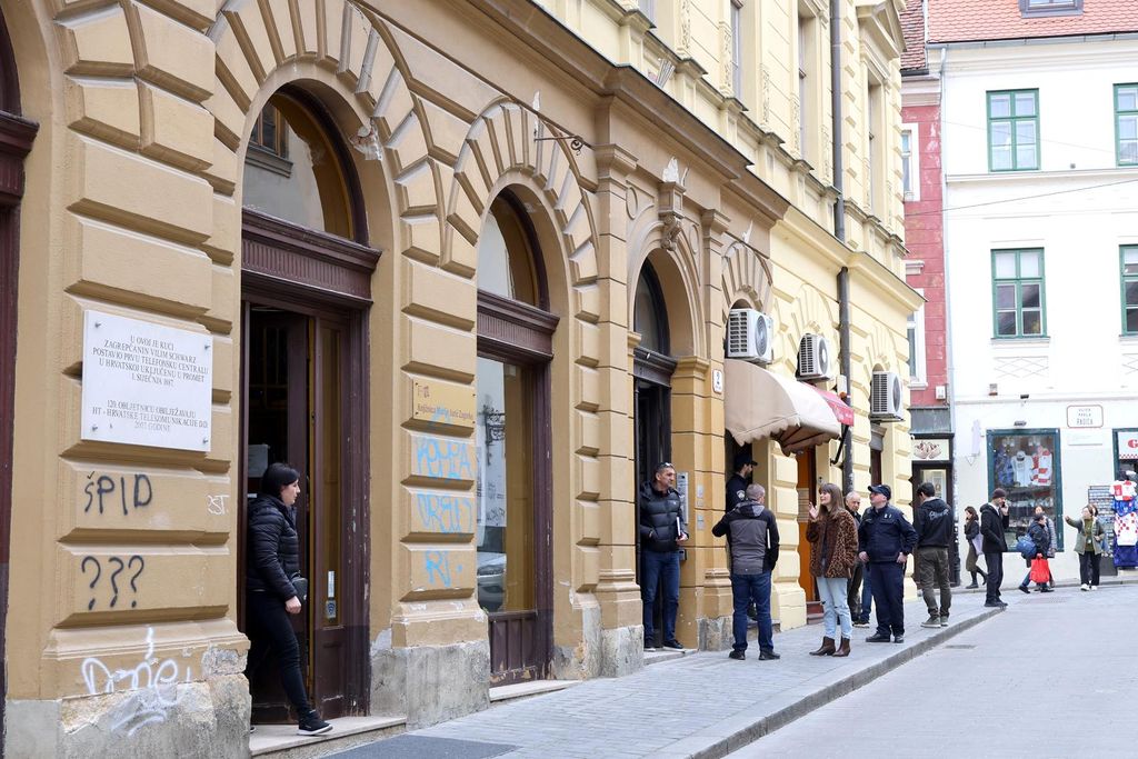 Policijski očevid zbog pljačke zlatarnice na Krvavom mostu u Zagrebu - 4