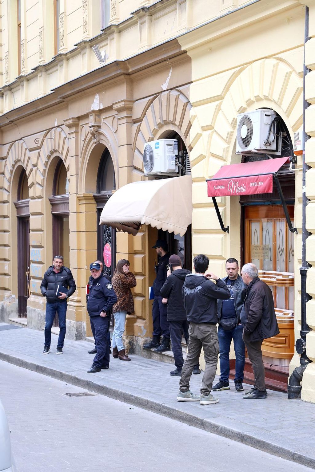 Policijski očevid zbog pljačke zlatarnice na Krvavom mostu u Zagrebu - 4