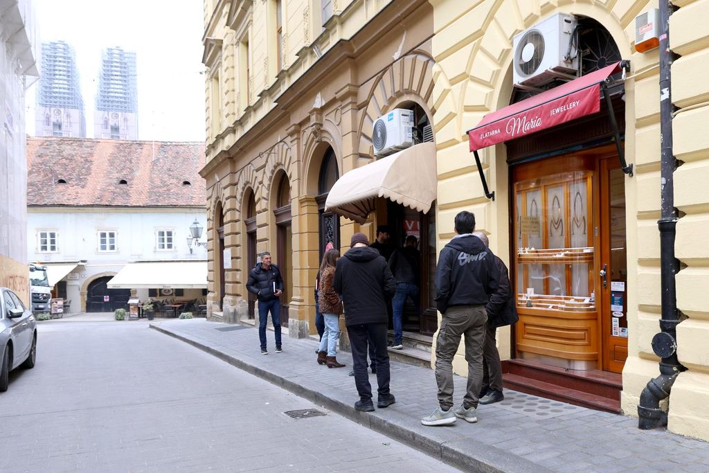 Policijski očevid zbog pljačke zlatarnice na Krvavom mostu u Zagrebu - 4