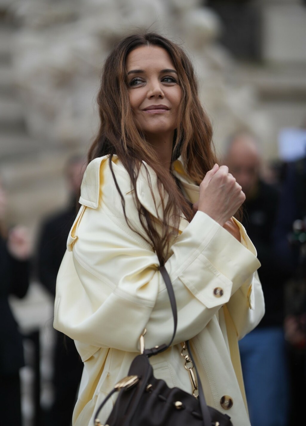 Katie Holmes u maslac-žutoj kombinaciji