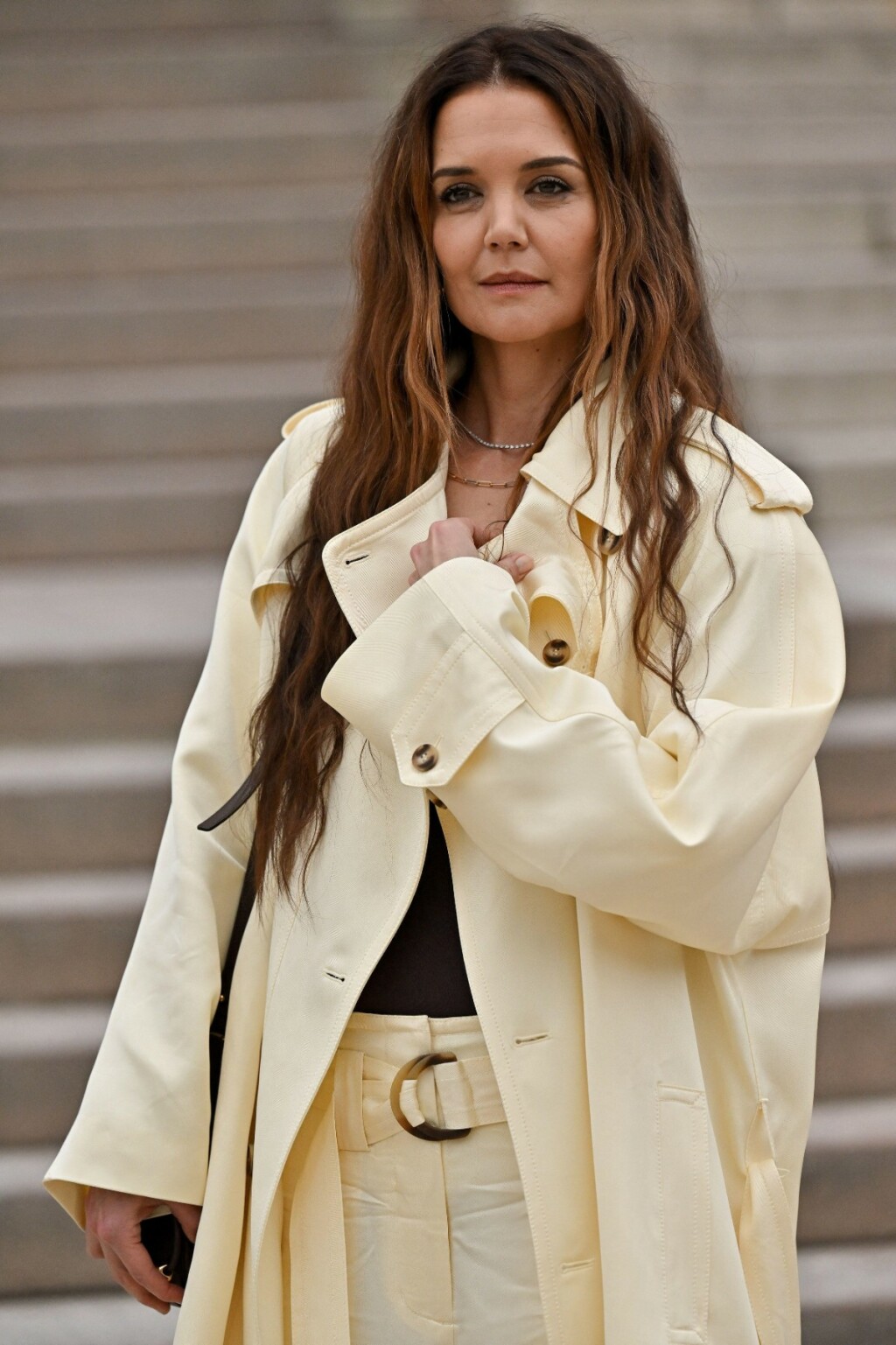 Katie Holmes u maslac-žutoj kombinaciji