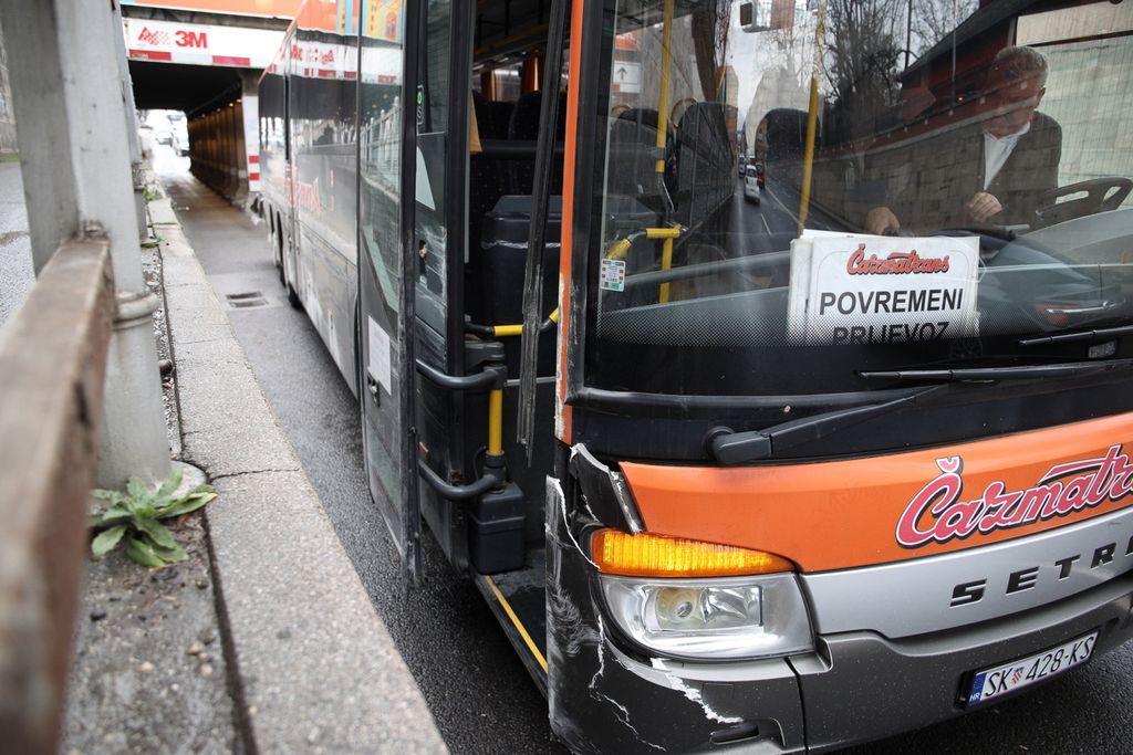 Autobus zapeo u Miramarskoj - 7