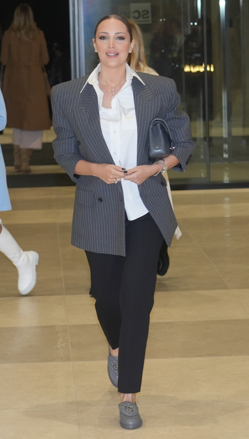 Aleksandra Prijović u sivim mokasinama modne kuće Chanel na koncertu Marije Šerifović u Sava Centru