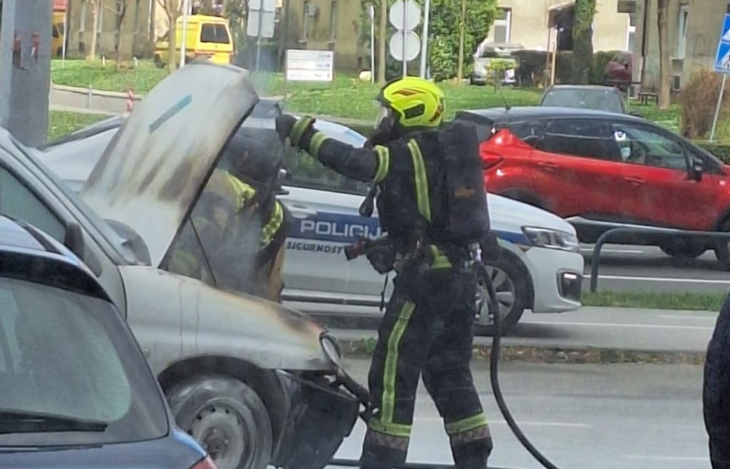 Zapalio se automobil ispred zgrade Općinskog suda u Zagrebu - 3