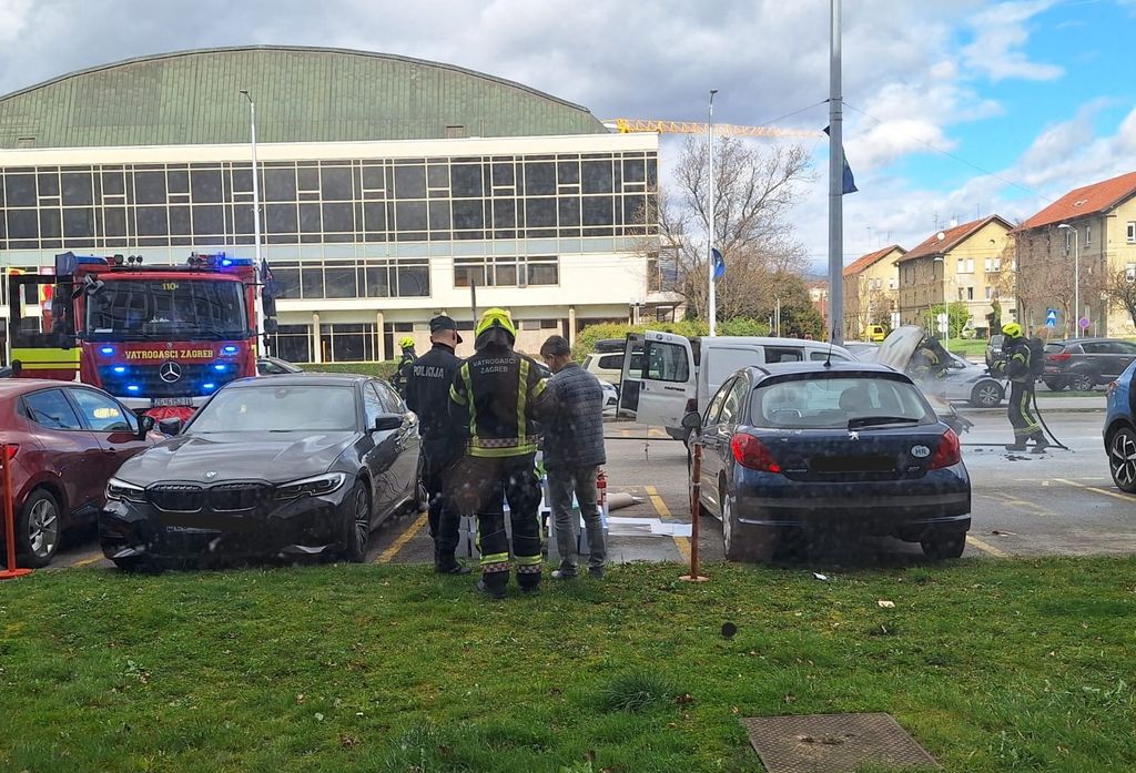 Zapalio se automobil ispred zgrade Općinskog suda u Zagrebu - 3