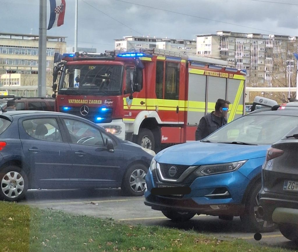 Zapalio se automobil ispred zgrade Općinskog suda u Zagrebu - 3