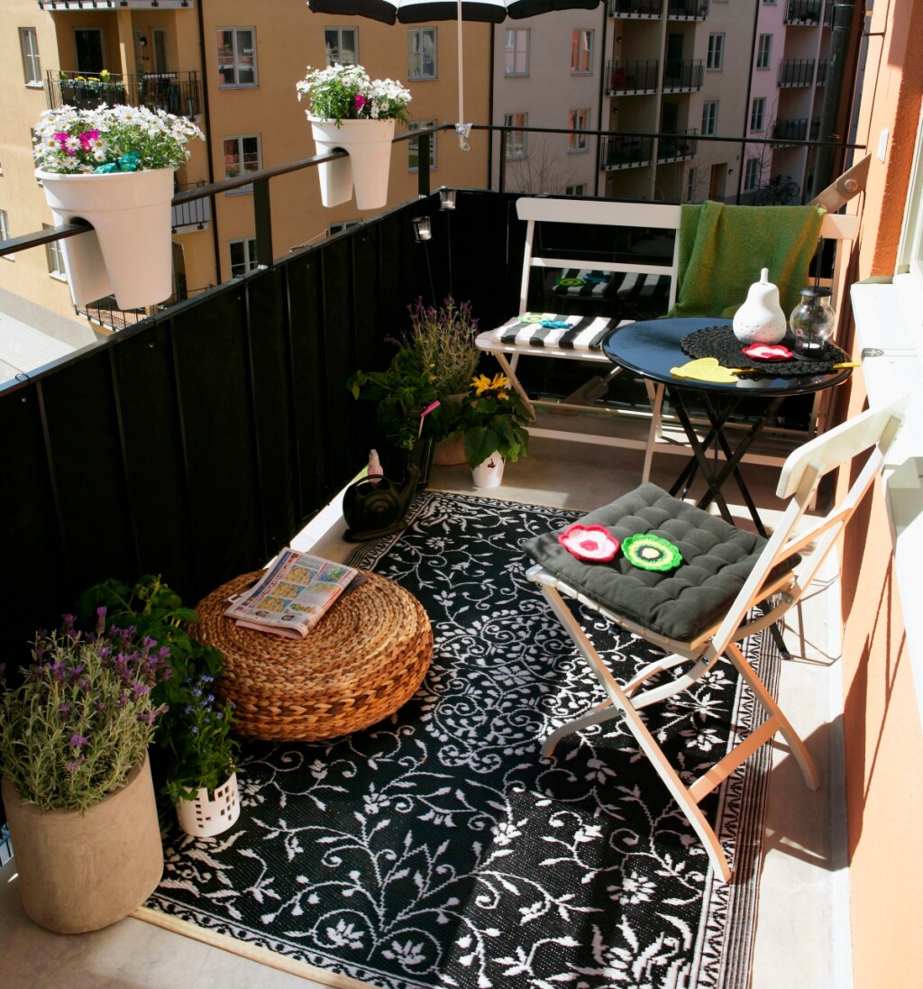 Dodatak tepiha može pretvoriti balkon u mini dnevni boravak