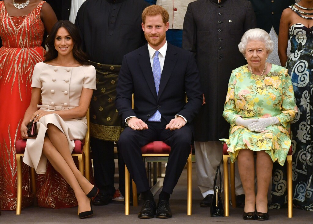 Fotografija Meghan Markle, princa Harryja i kraljice Elizabete II. iz 2018. godine