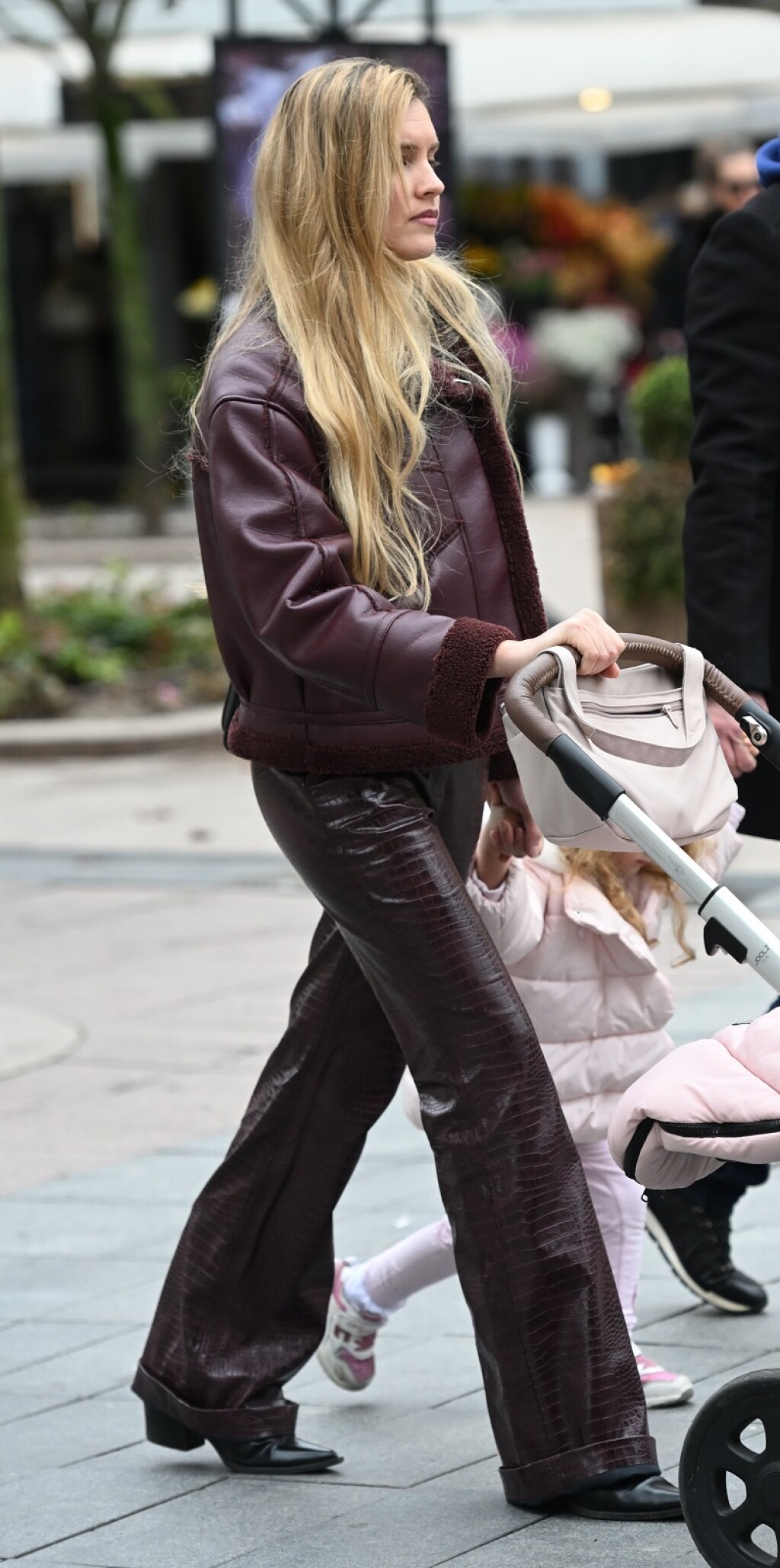 Mlada mama sa zagrebačke špice u hlačama trapez kroja s krokodilskim uzorkom