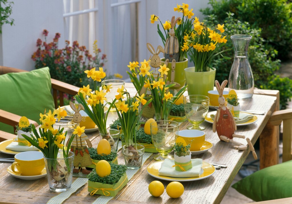 Uskrsni stol ukrašen narcisima