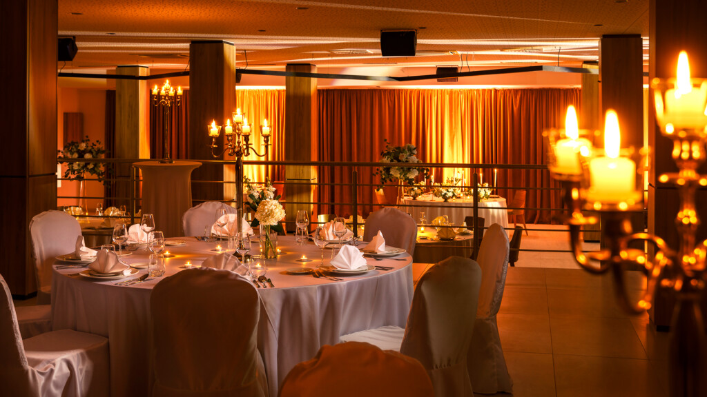 Dvorane Grand Hotela Zagreb opremljene su izravnom i neizravnom rasvjetom