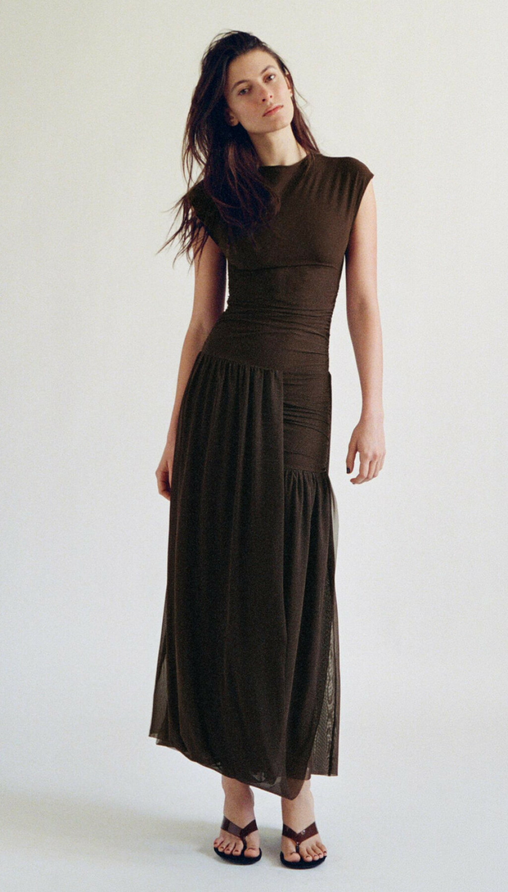 Josipa Pavičić nosi smeđu haljinu iz Zare