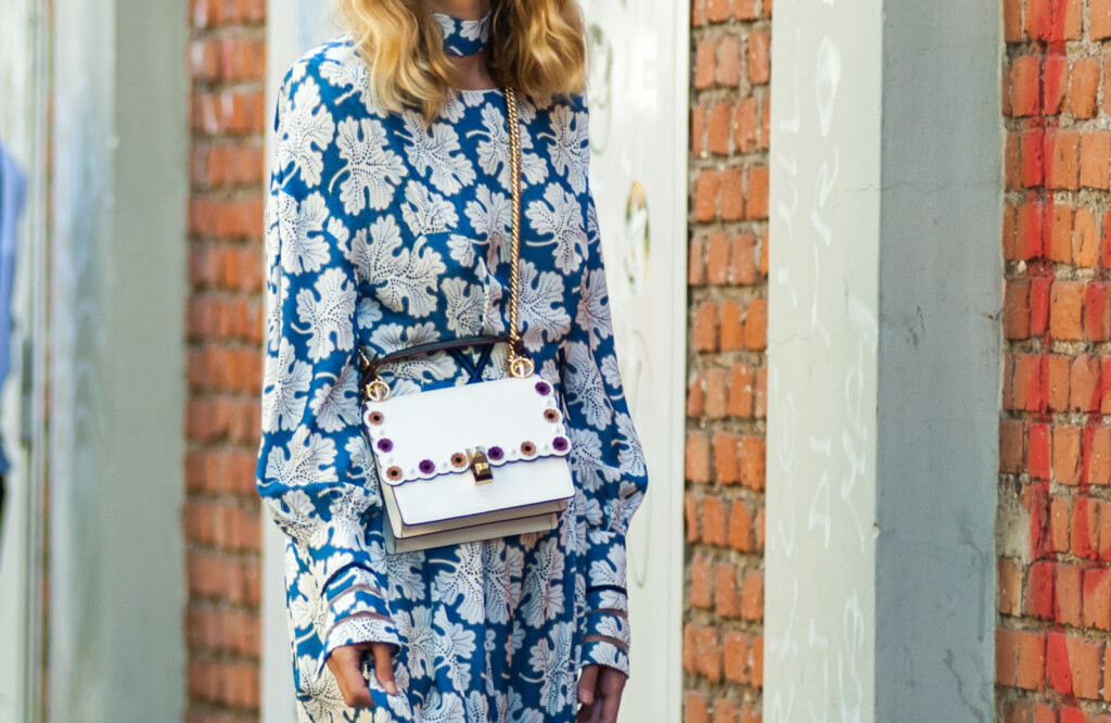 Žena u proljetnoj haljini