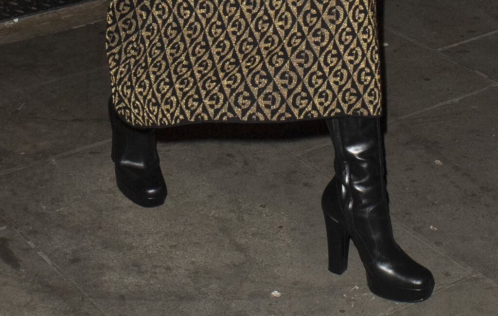 Salma Hayek nosi čizme na visoku petu od glatke kože