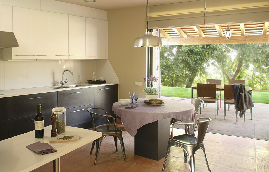 Kuća s kuhinjom koja ima predivan izlaz u dvorište - 8