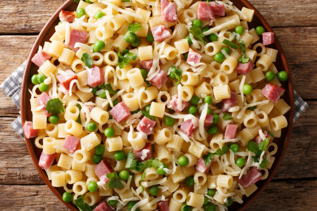 Hladna salata od tjestenine, šunke i graška