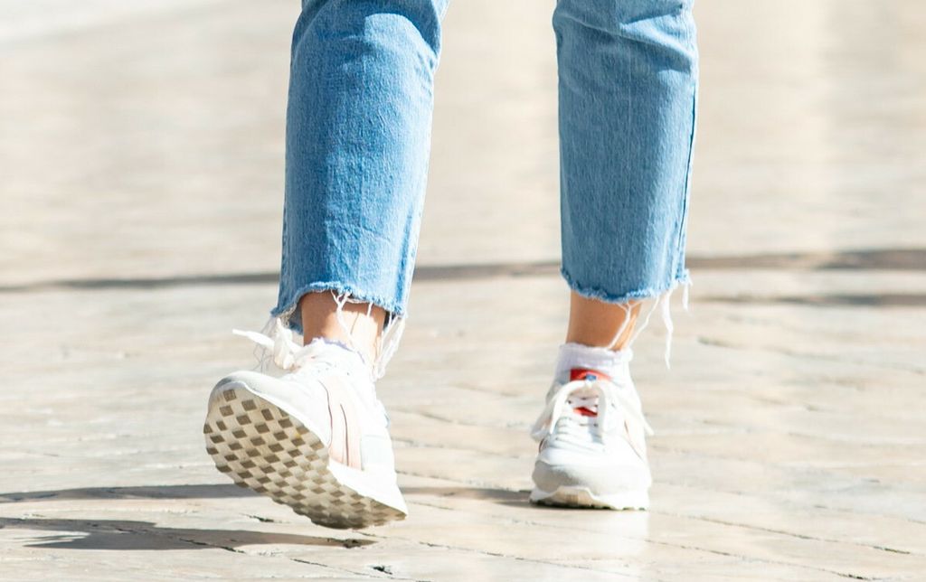 Street style crnka iz Dubrovnika nosi bijele tenisice, koje su mnogima omiljena proljetna obuća