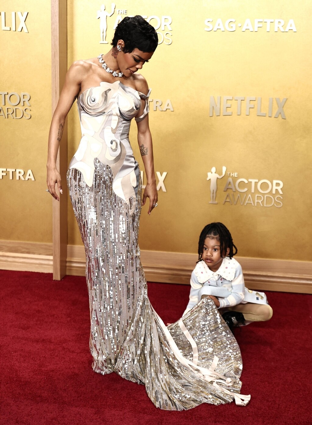 Rue je pred fotografima brižno namještala majčin šlep