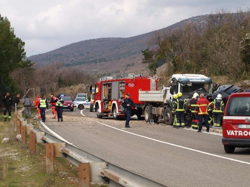 U prometnoj nesreći poginuo vozač automobila - 2