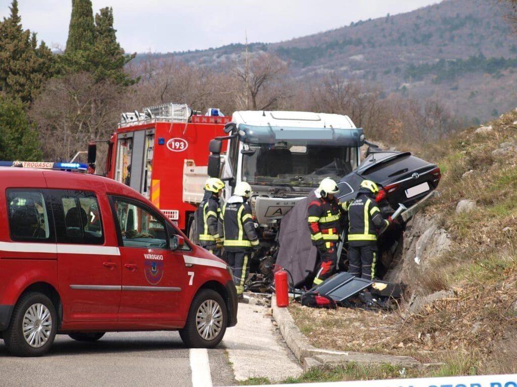 U prometnoj nesreći poginuo vozač automobila - 2