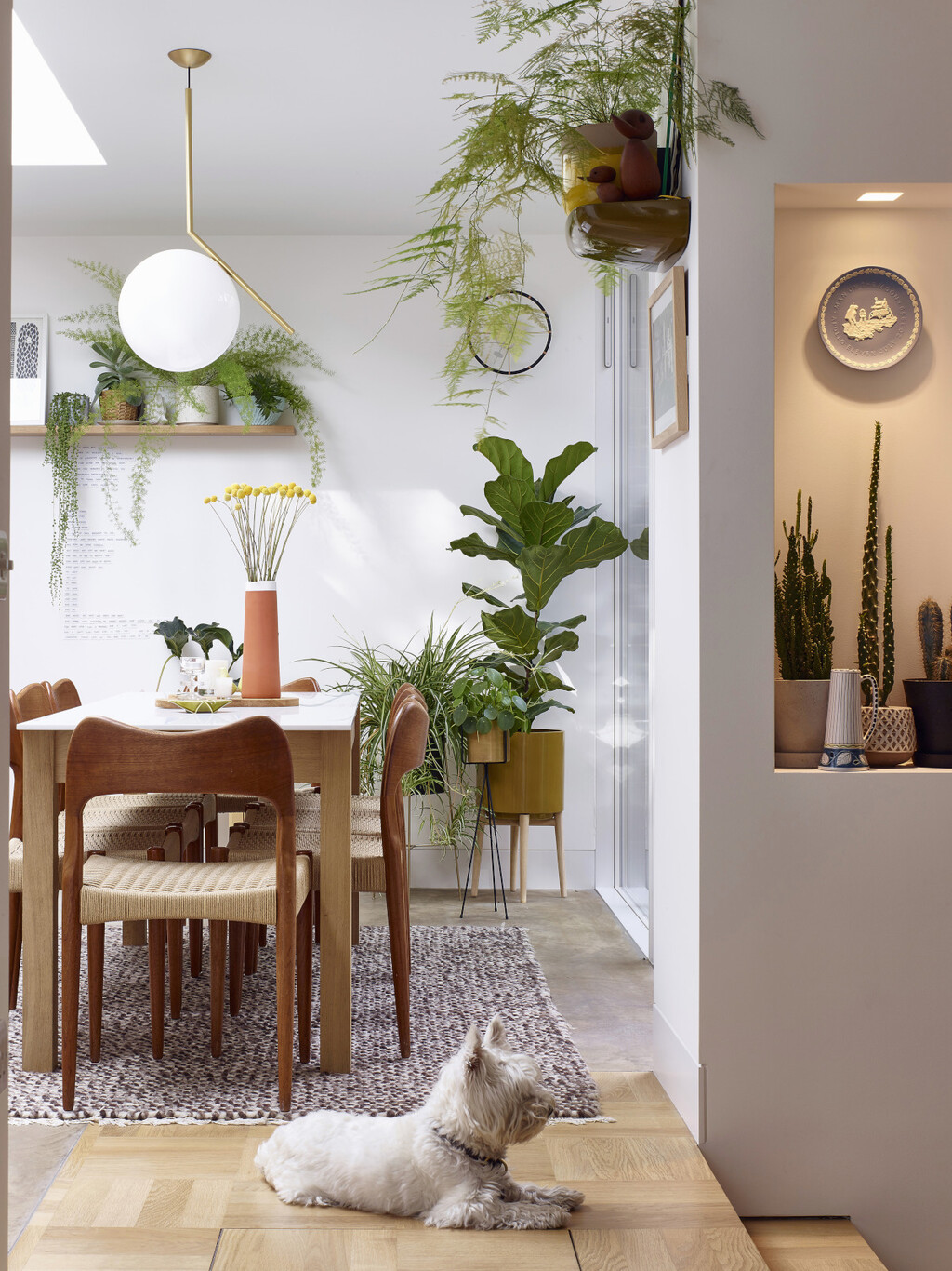 Ova moderna obiteljska kuća pravi je primjer kako spojiti toplinu doma i suvremeni dizajn u savršeno skladnu cjelinu